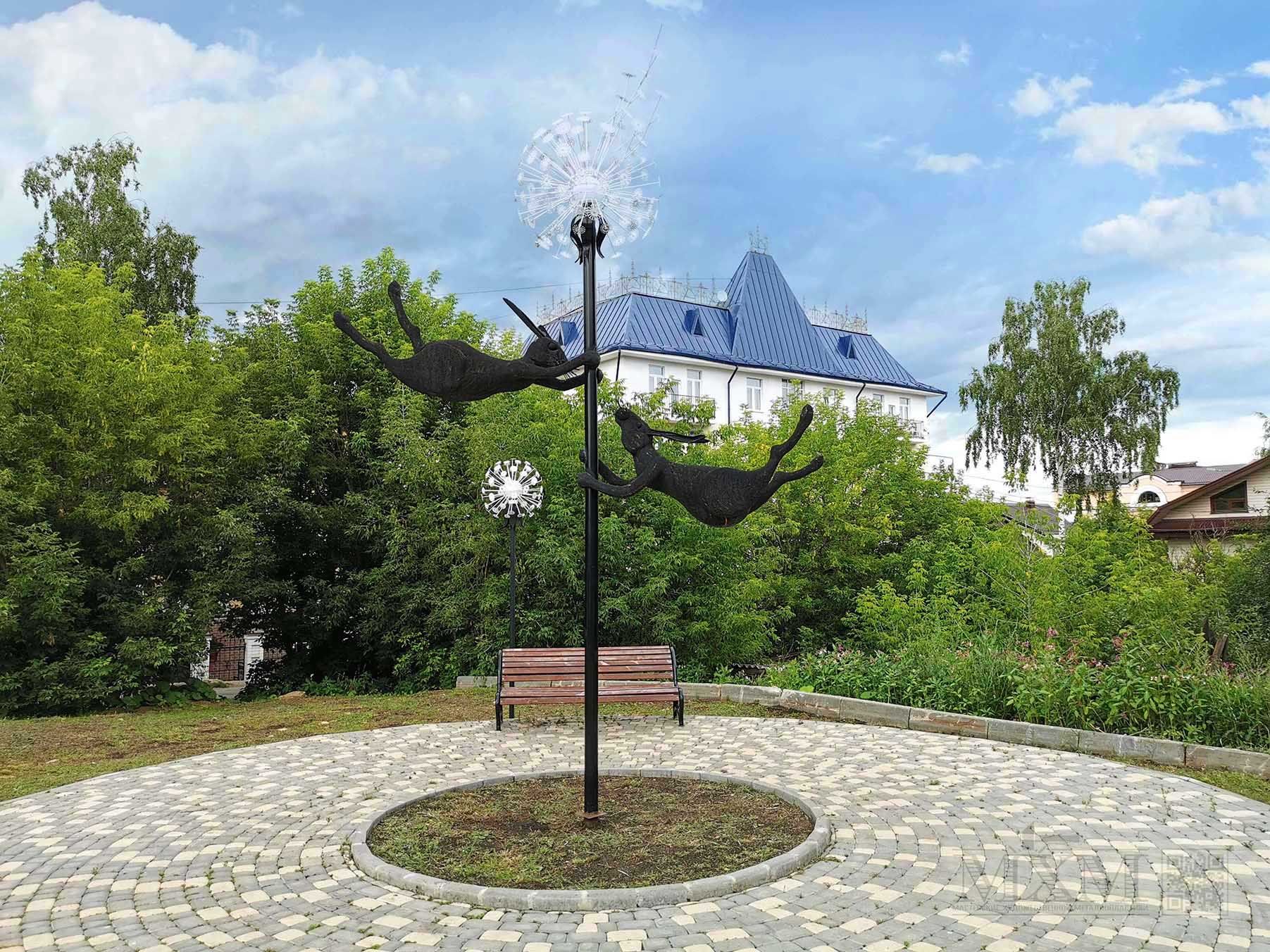 Скульптура из металла - Зайцы на одуване