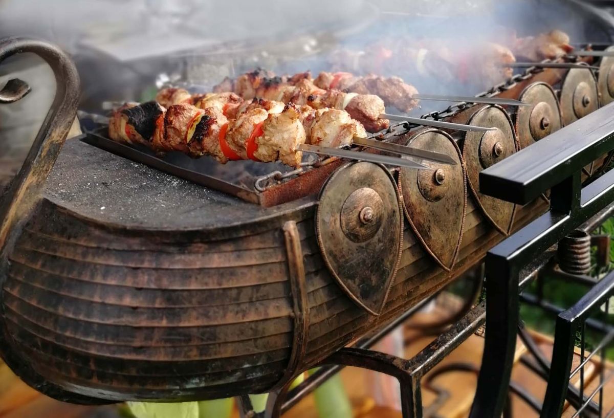 Скульптура из металла - Монгал в виде ладьи